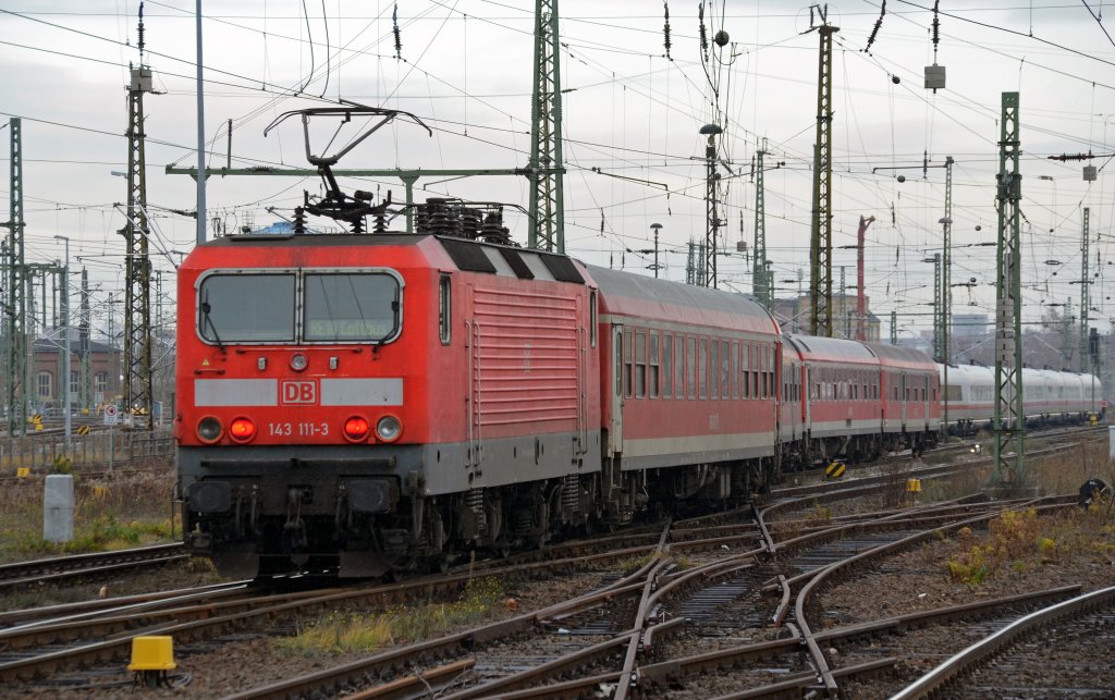 143 111 verlsst mit dem RE nach Cottbus am 01.12.12 den Leipziger Hauptbahnhof. Fotografiert vom Bahnsteig aus.