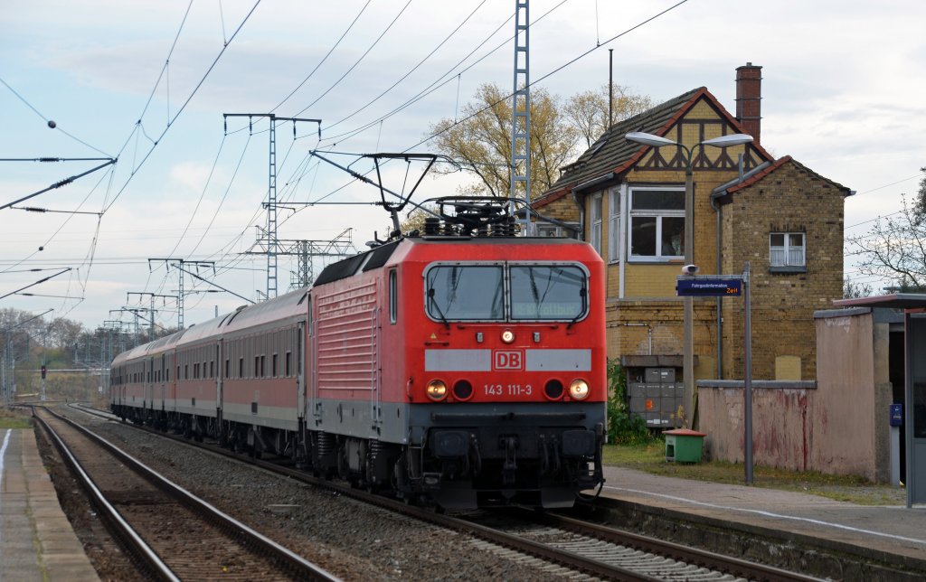 143 111 zog am 10.11.12 einen RE von Cottbus nach Leipzig durch Leipzig-Thekla.