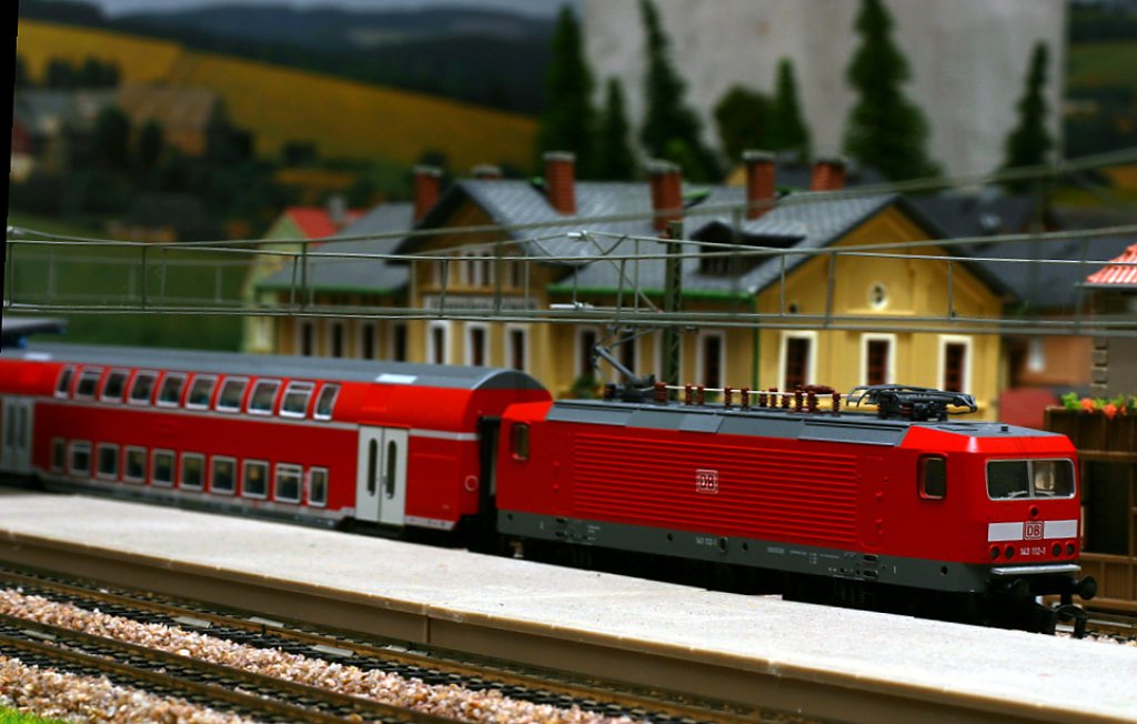 143 112 steht mit Doppelstockwagen am Bahnsteig. Fr das Ansetzen der Zurstteile habe ich bisher noch keine ruhige Stunde gefunden.
Die Wagen sollen einmal optisch denen der Dresdner S-Bahn angeglichen werden. 12.08.2011