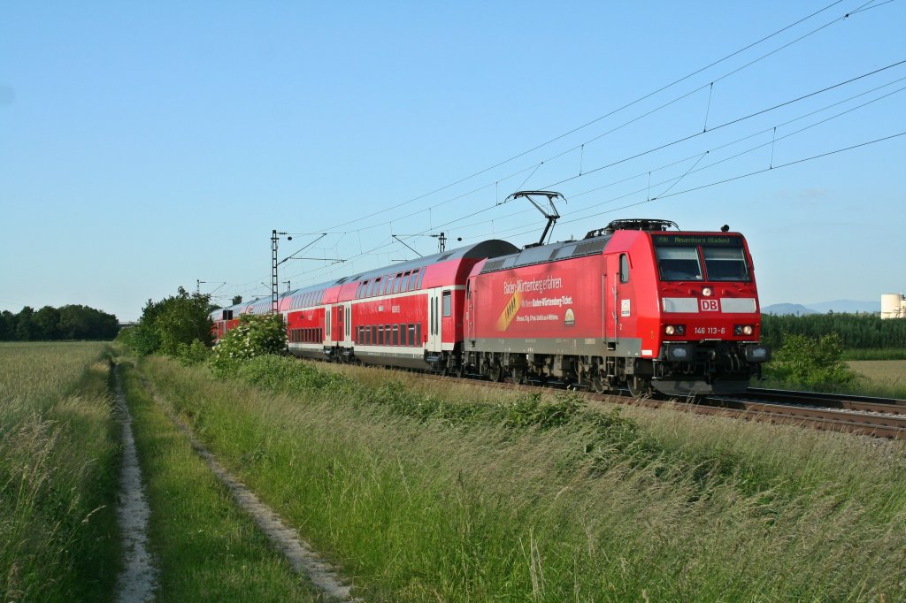 143 113-6 mit einer RB nach Neuenburg (Baden) am Abend des 06.06.13 sdlich von Buggingen. Der Zug hatte wie viele andere an diesem Tag gut 15 Minuten Versptung.
