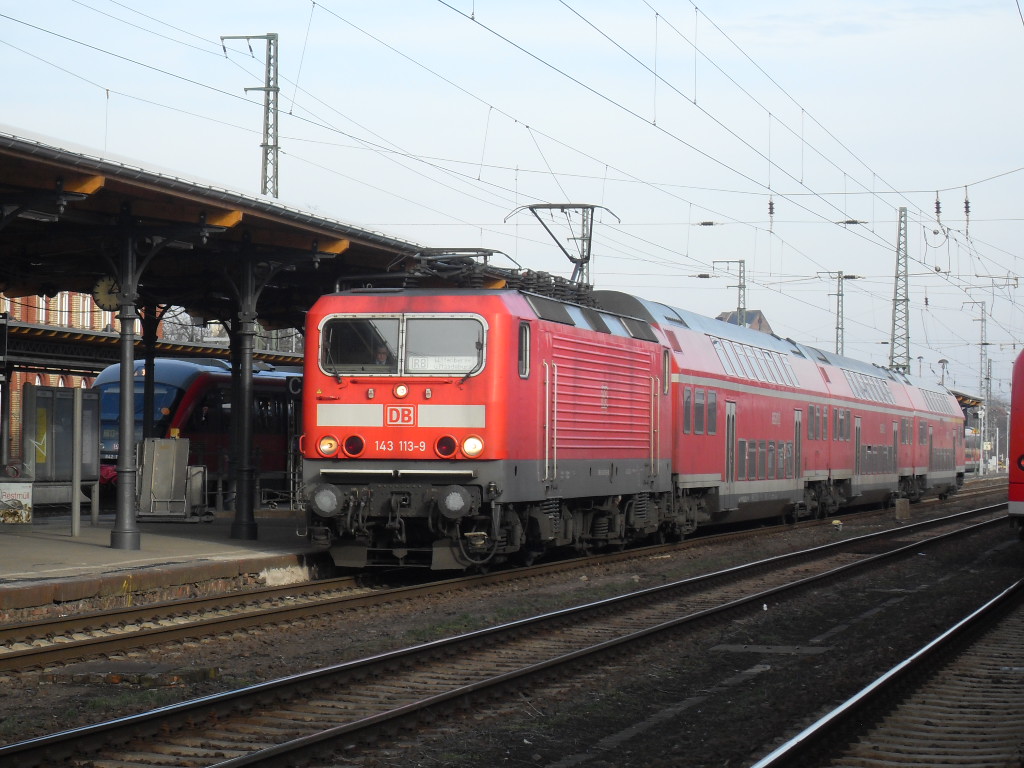 143 113 mit einer Regionalbahn nach Wittenberge am 25.02.2011 in Stendal.