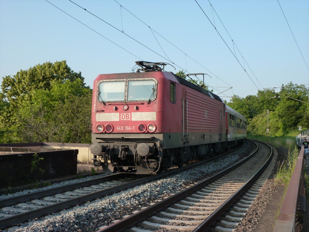 143 114-7 fhrt am 25.6.2010 mit einem RE nach Trier ber Glser Brcke in Koblenz.