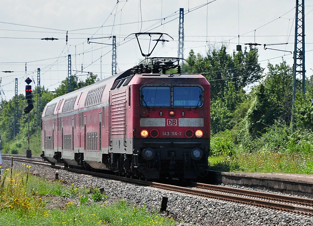 143 114-7 RB27 mit Doppelstockwagen kurz vor`m Bf Menden - 14.08.2010