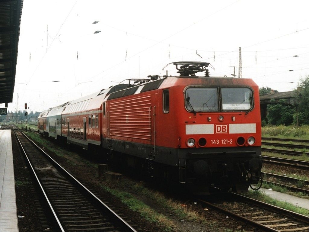 143 121-2 auf Magdeburg Hauptbahnhof am 4-8-2001. Bild und scan: Date Jan de Vries.