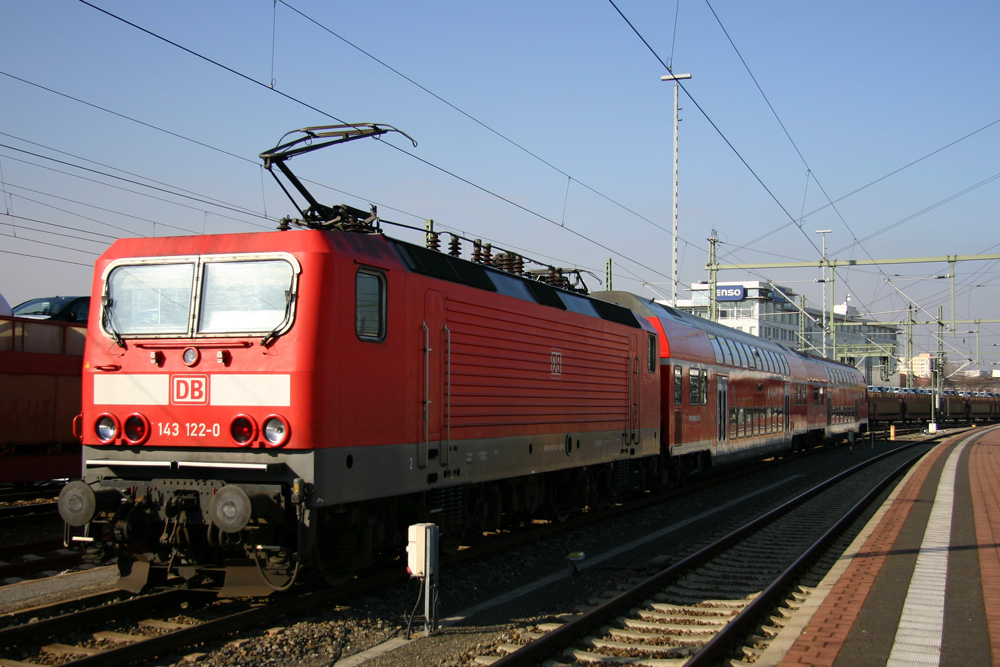 143 122 mit einem ehemaligen Dosto der S-Bahn Dresden und einem Regio-Steuerwagen wartet in Dresden Hbf auf den nchsten Einsatz. 06.03.2012