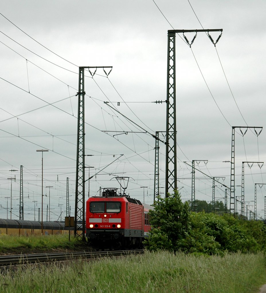 143 123 als RB von Plattling nach Regensburg Hbf am 02.06.2010 in Regensburg Ost.