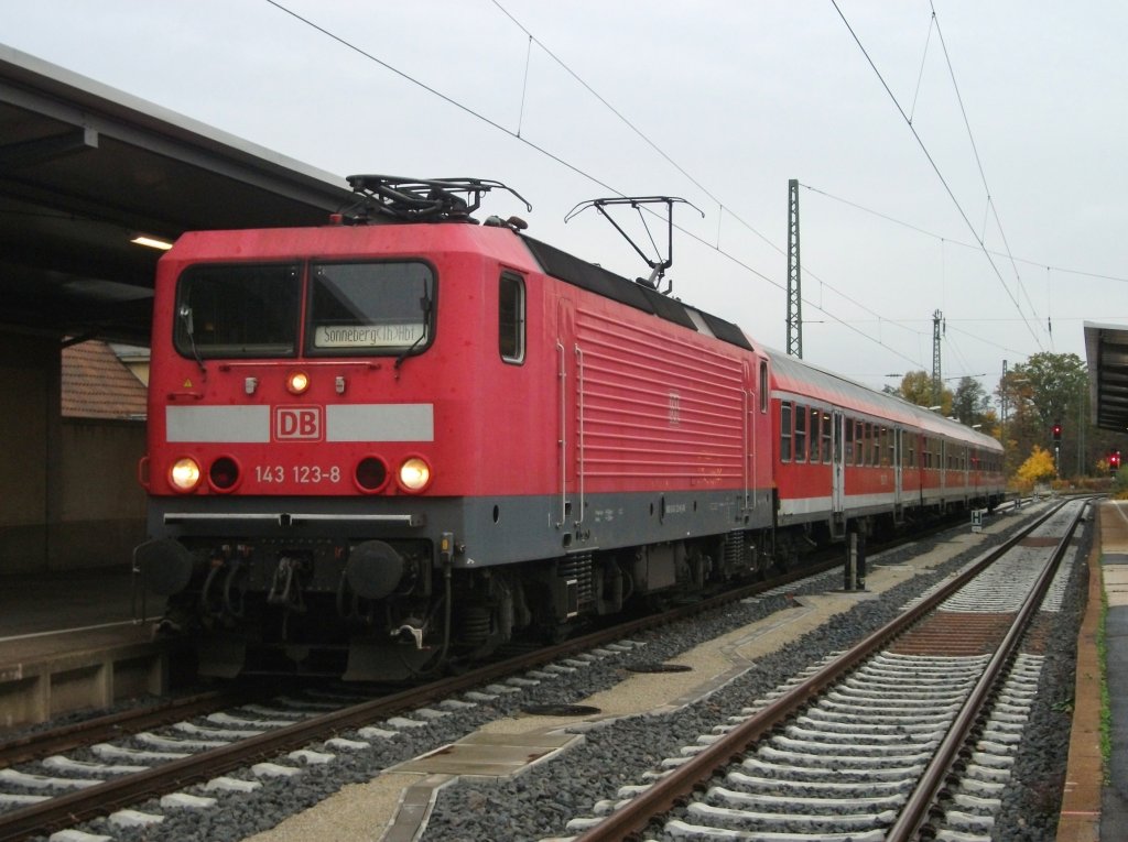143 123 steht mit einer 3-teiligen n-Wagen Garnitur am 26.Oktober 2012 als RE Coburg-Sonneberg im Bahnhof Coburg.