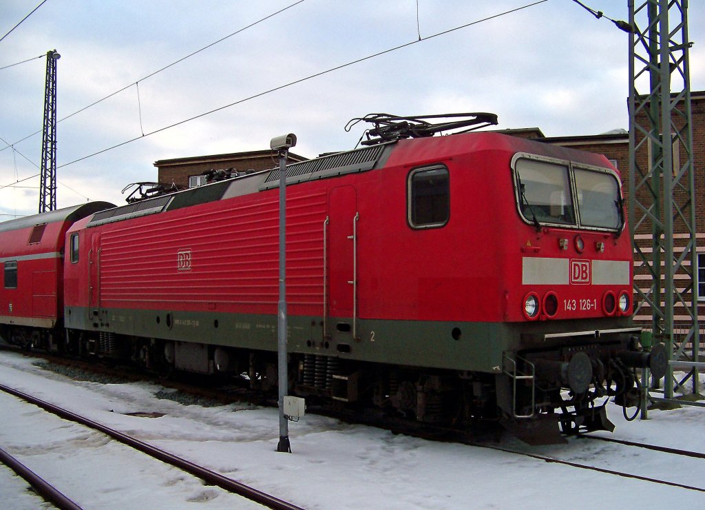 143 126 mit einer Dosto-Garnitur abgestellt in Zwickau Hbf, 21.2.010.