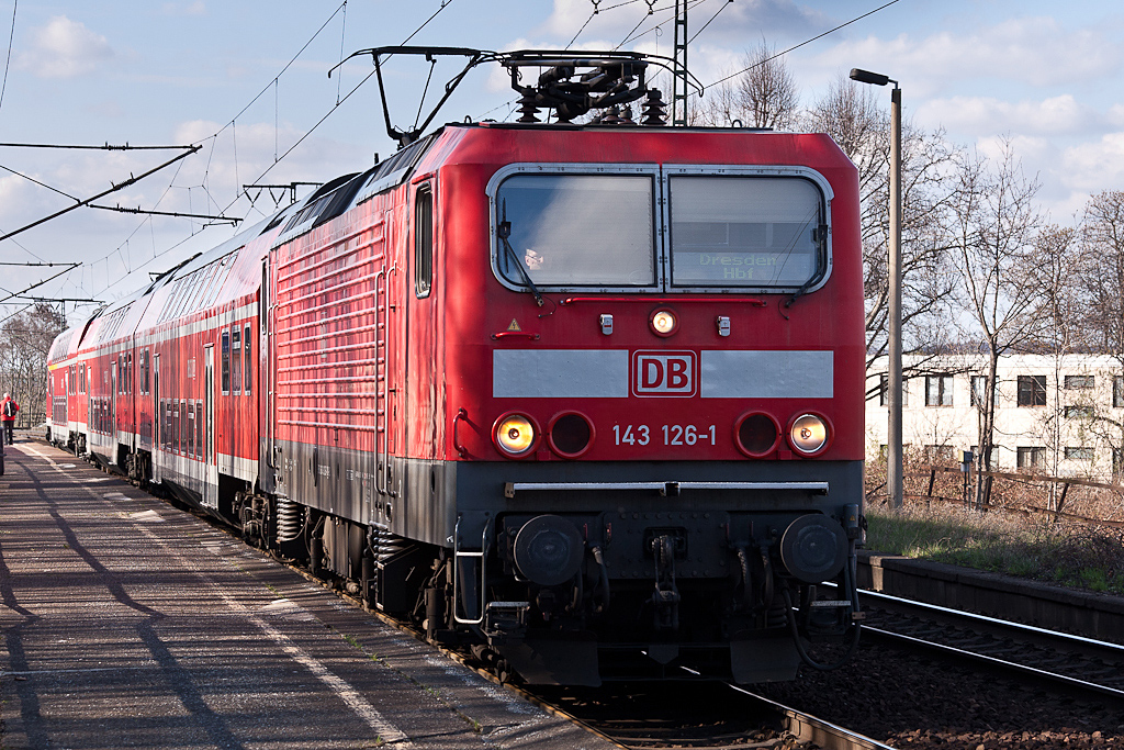 143 126 rollt mit dem RE 17061 am 01.04.2012 duch Dresden-Cotta.