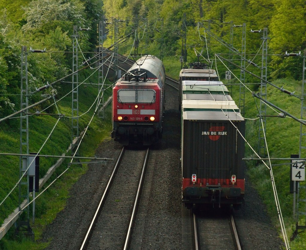 143 129-5 mit einer RB27 nach Koblenz ist hier bei Hochneukirch zu sehen. Der Zug in Gegenrichtung wird von der MRCE 189 287 gezogen. 28.5.2013