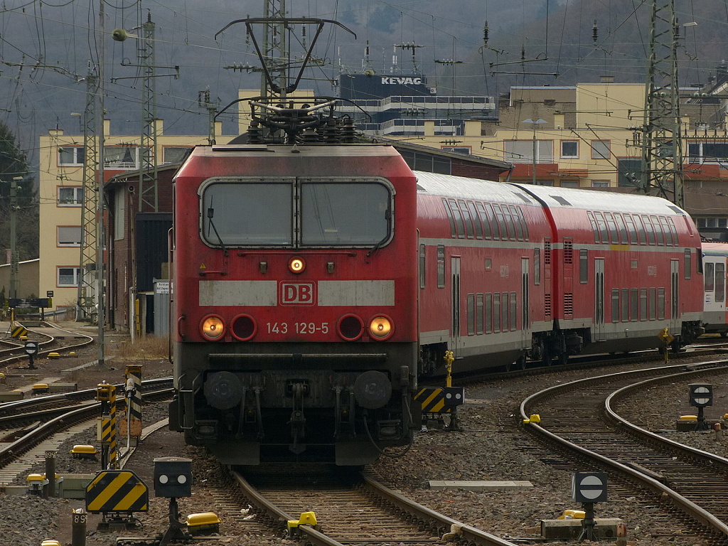 143 129-5 steht mit einer Dosto-Garnitur im Koblenzer Hbf fr neue Aufgaben bereit.23.2.12