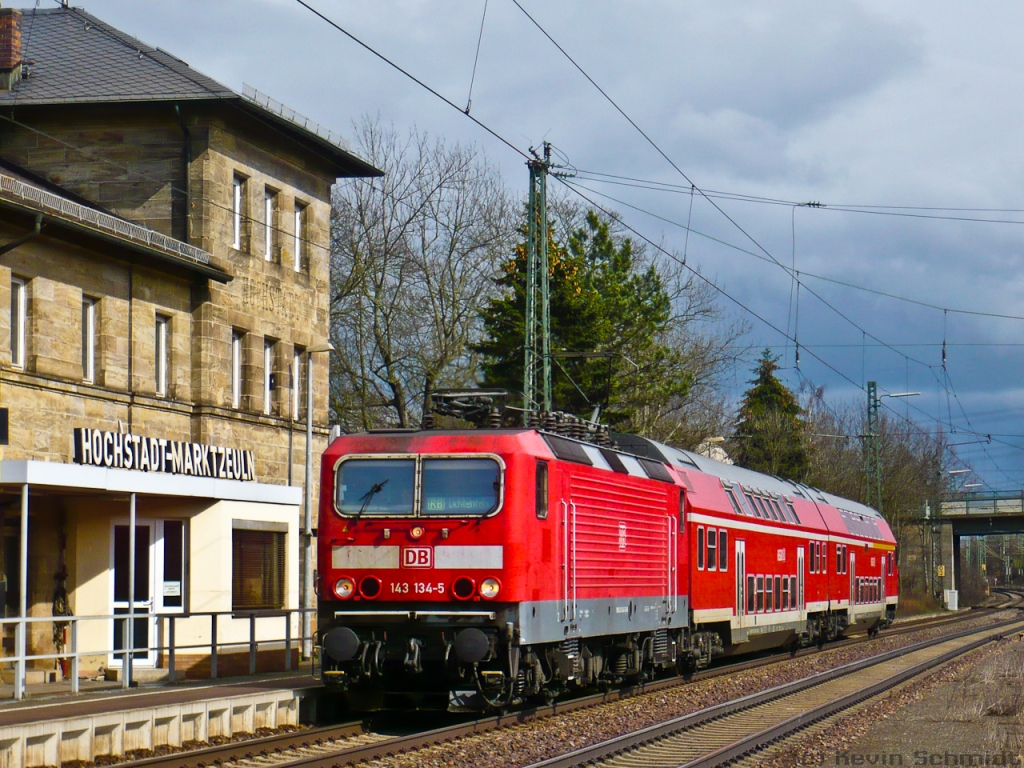 143 134-5 fährt mit einer RB von Naumburg (Saale) Hbf nach Lichtenfels in den Bahnhof Hochstadt-Marktzeuln ein. (27.03.2010)