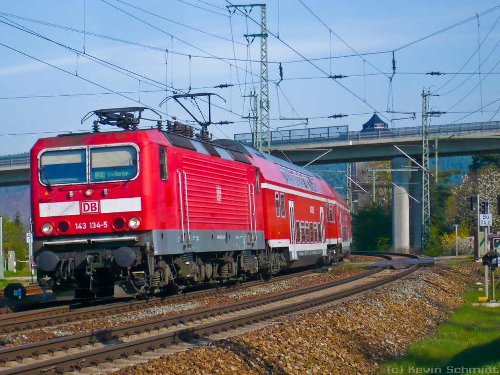 143 134-5 fährt mit einer RB aus Großheringen gleich in den Bahnhof Saalfeld (Saale) ein. (24.04.2010)