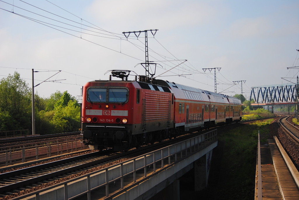 143 134-5 mit dem RE nach Halle/Saale Hbf, einfahrt in den Bahnhof Leipzig-Messe. (19.05.2013)