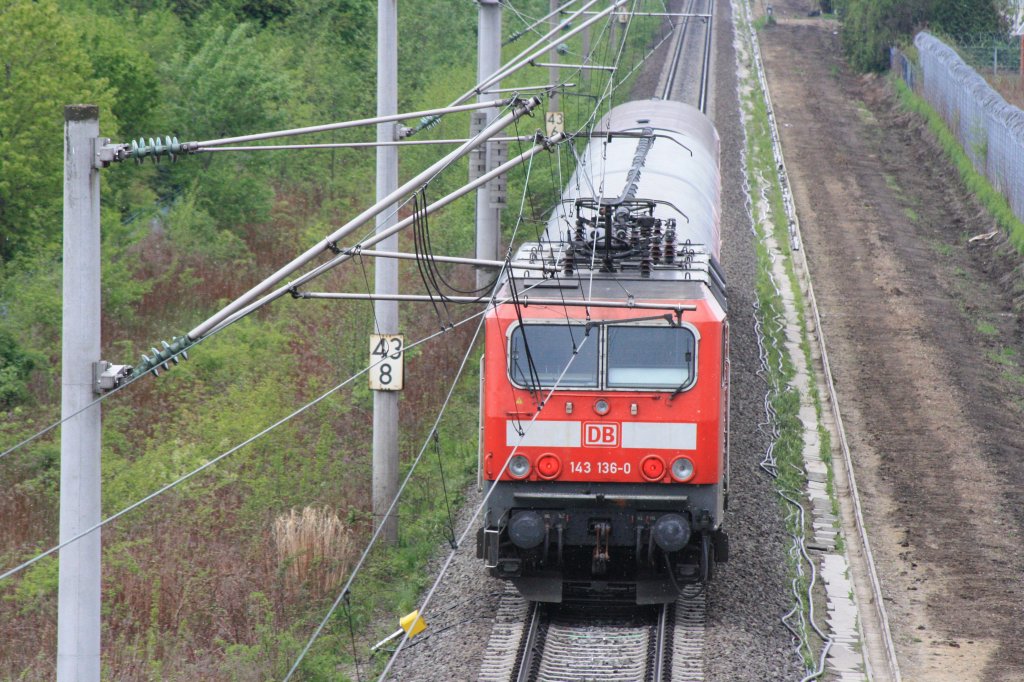 143 136-0 schiebt Regionalbahn aus Braunschweig nach Hildesheim hinein. Rechts daneben wird bis 2012 ein zweites Gleis verlegt.