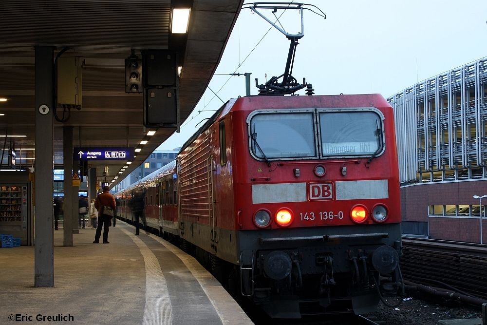 143 136 ist momentan wegen Fahrzeugmangel der S-Bahn Hannover als S6 unterwegs, hier am 22.1.10 in Hannover HBF.