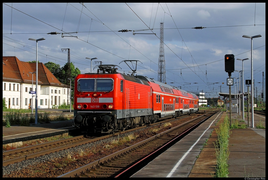 143 139 mit RB 16599 nach Halle (Saale) Hbf am 12.05.2012 in Grokorbetha.