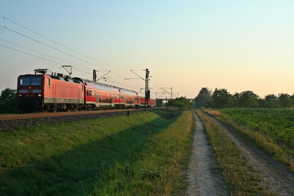 143 145-1 mit der RB 26545 von Freiburg (Breisgau) Hbf nach Neuenburg (Baden) am Morgen des 08.07.13 kurz vor Mllheim (Baden).