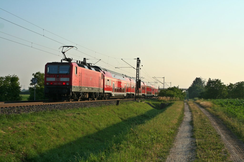 143 145-1 mit der RB 26572 von Neuenburg (Baden) nach Emmendingen am Morgen des 08.07.13 bei Hgelheim.