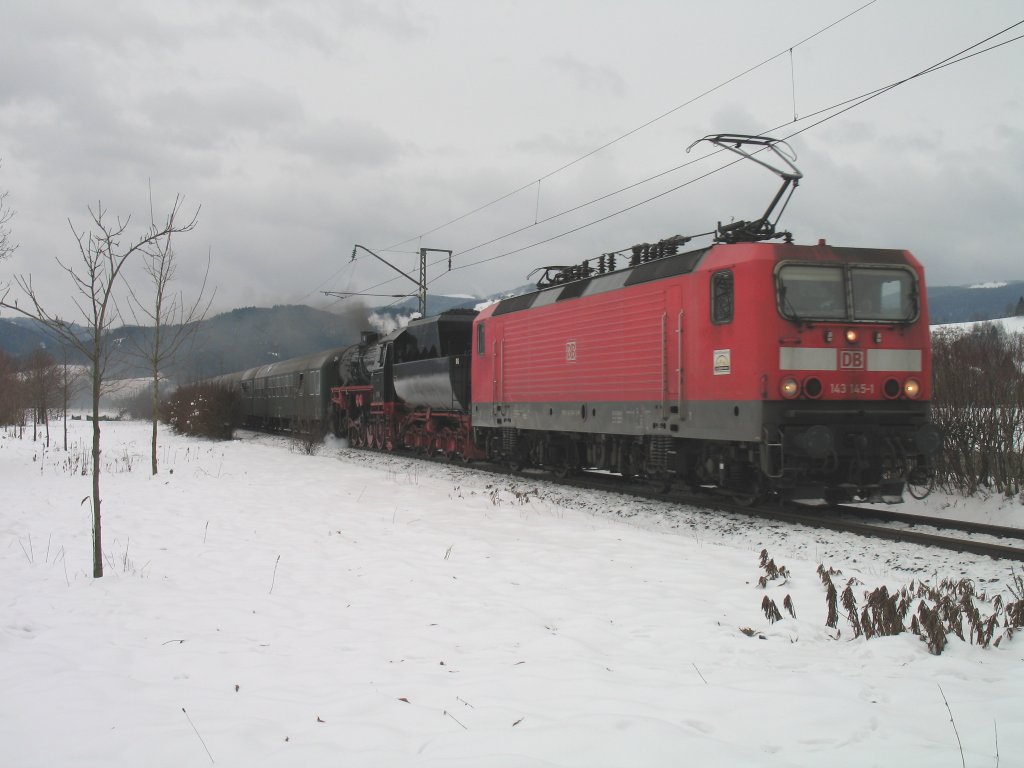 143 145-1 zieht bzw. bremst den Sonderzug der Eisenbahnfreunde Zollernbahn e.V. mit der 052 7596 am 05.12.2010 die Hllentalbahn hinunter nach Freiburg. Hier ist das gespann zwischen Kirchzarten und Freiburg-Littenweiler.