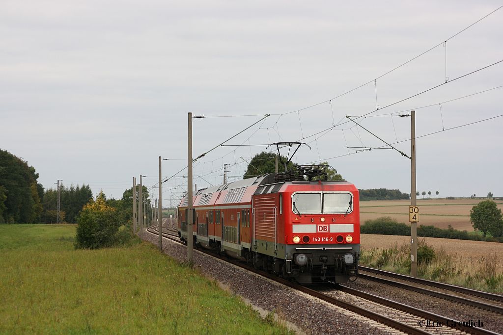 143 146 mit einem RE nach Burg am 21.09.2011 bei Frellstedt.