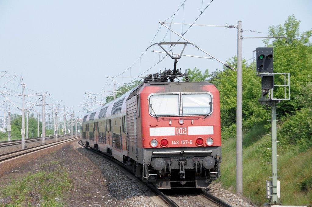 143 147 schiebt am 29.05.10 die S1 aus dem Hp Dresden-Dobritz