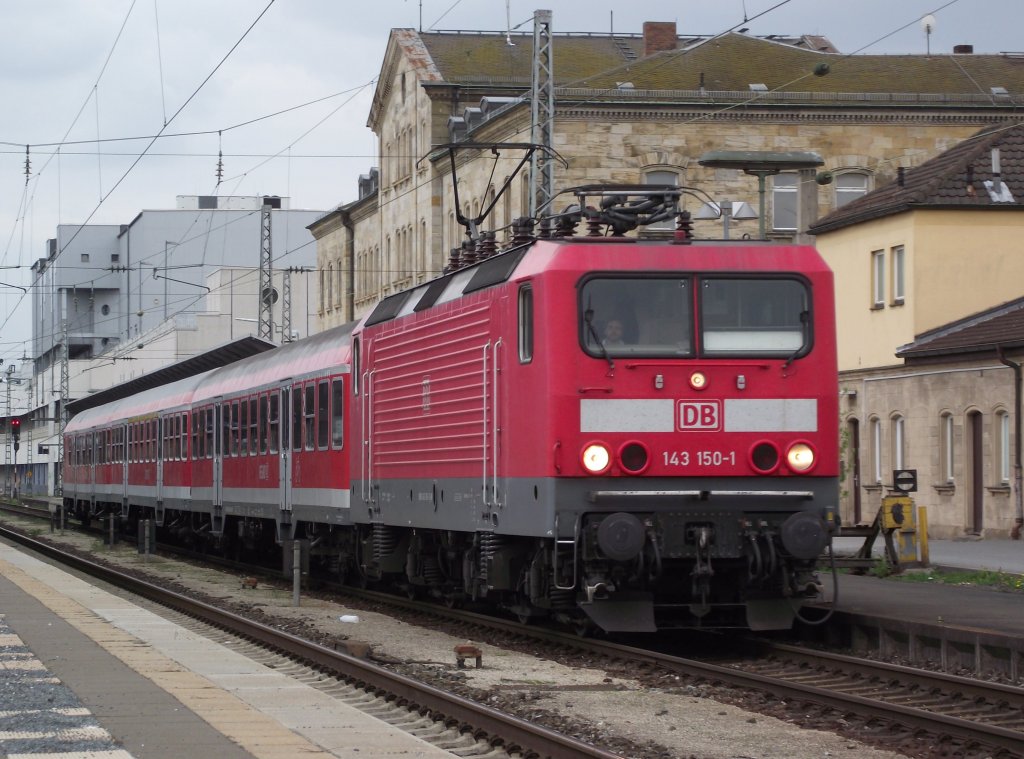 143 150-1 verlsst am 15. April 2011 mit drei Wrzburger n-Wagen den Bamberger Bahnhof als RB nach Hafurt. Ich htte nicht gedacht, dass die Wrzburger n-Wagen nach Aufnahme des  Mops-Betriebes  immer noch Bamberg planmig erreichen. Anscheinend konnten sie sich aber noch mit einigen Verstrkerleistungen auf die 810er retten.