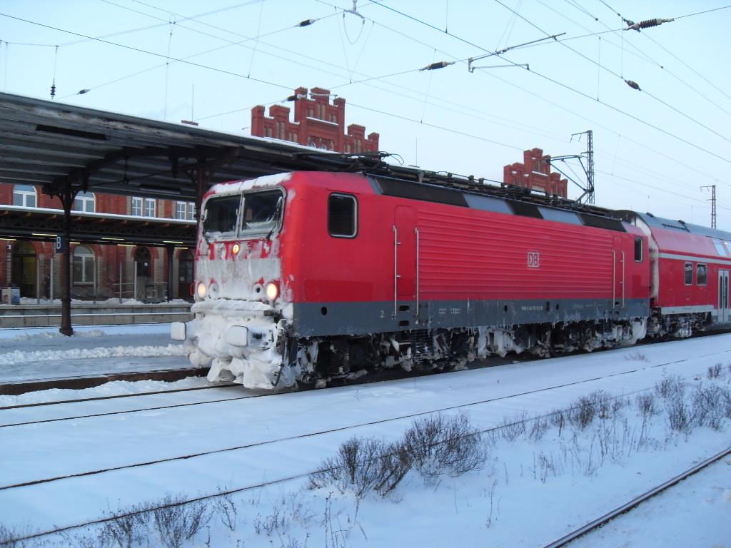 143 151 mit einem RE nach Salzwedel am 02.01.2010 in Stendal.