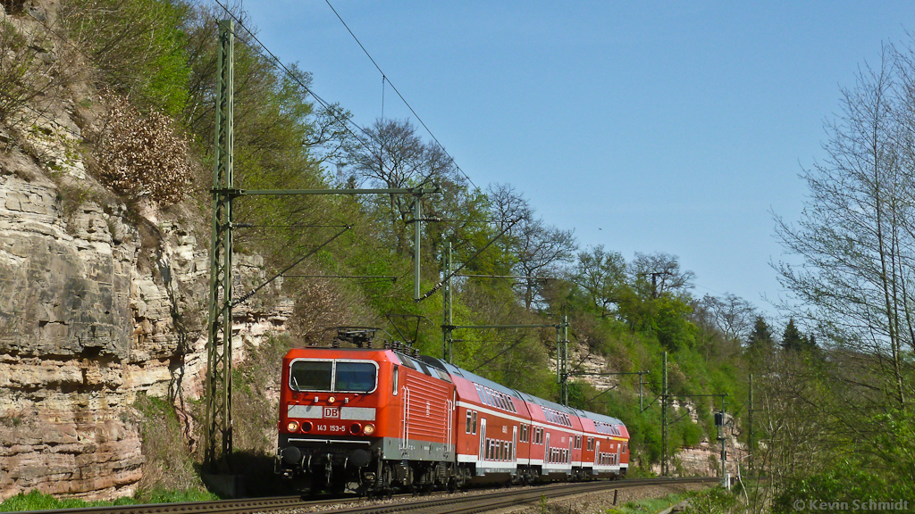 143 153-5 begegnete uns an unserer ersten Fotostelle bei Kahla mit einer RB von Großheringen nach Saalfeld. (28.04.2012)