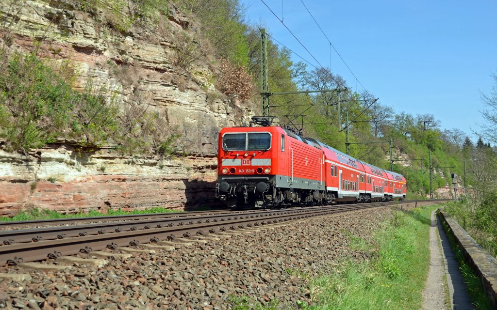 143 153 bespannte am 28.04.12 eine RB von Naumburg nach Saalfeld/Saale. Hier durchf�hrt die RB Kahla Richtung Saalfeld/Saale.