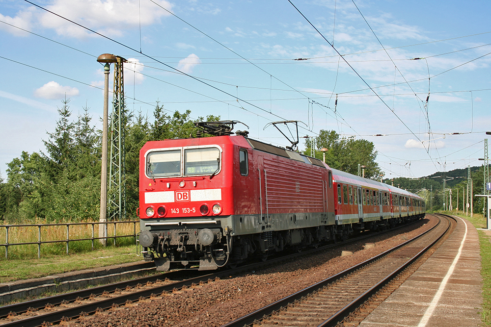 143 153 mit RB 16326 (Halle/Saale – Eisenach) (Leiling, 28.07.2011)