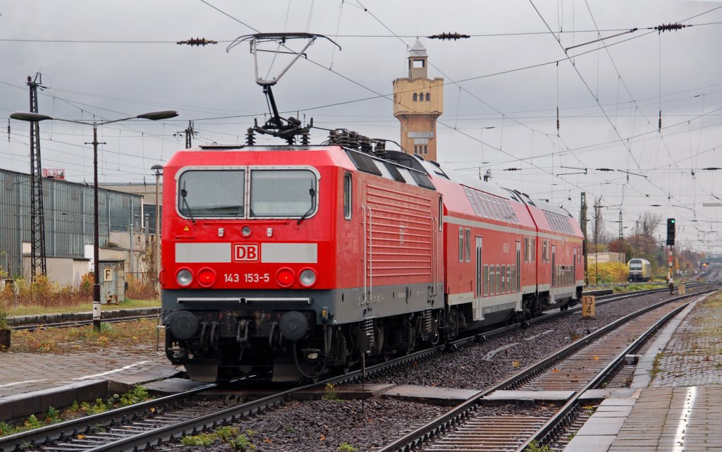143 153 schiebt am 06.11.10 eine RB Eisenach - Halle(S) aus Merseburg raus.