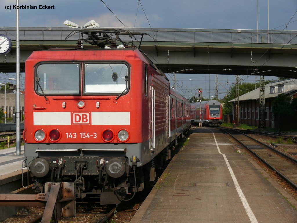 143 154-3  mit ihrer RB nach Eggmhl am Gleis 109 in Regensburg Hbf, 11.08.2010