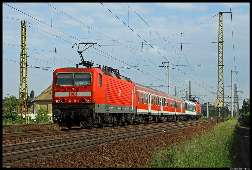 143 155-0 und 143 070-1 mit dem RE 18403 von Cottbus nach Dresden bei Coswig (Bz. Dresden). Eingereiht in den Zug sind gleich zwei besondere Wagen: Direkt hinter der Zuglok ein Baumusterwagen fr den Byz 439.4 (noch mit bersetzfenstern an jedem Platz) und hinten ein ABomz von IntEgro, der als Leihwagen fr DB Regio im Einsatz ist. (28.5.2012)