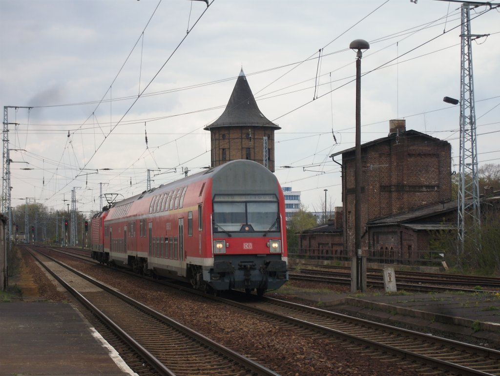 143 155-0 schiebt den RE 18 nach Cottbus in den Bahnhof Ruhland ein, vorbei am Wasserturm 
17.04.2011
