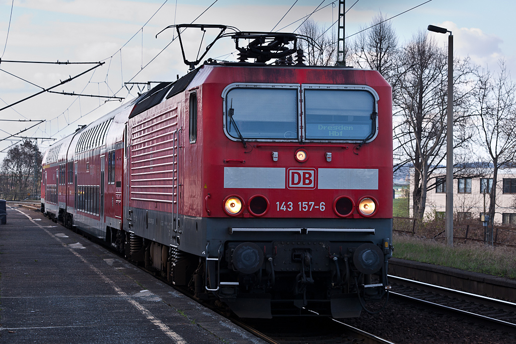 143 157 bringt am 01.04.2012 den RE 17479 nach Dresden-Cotta.