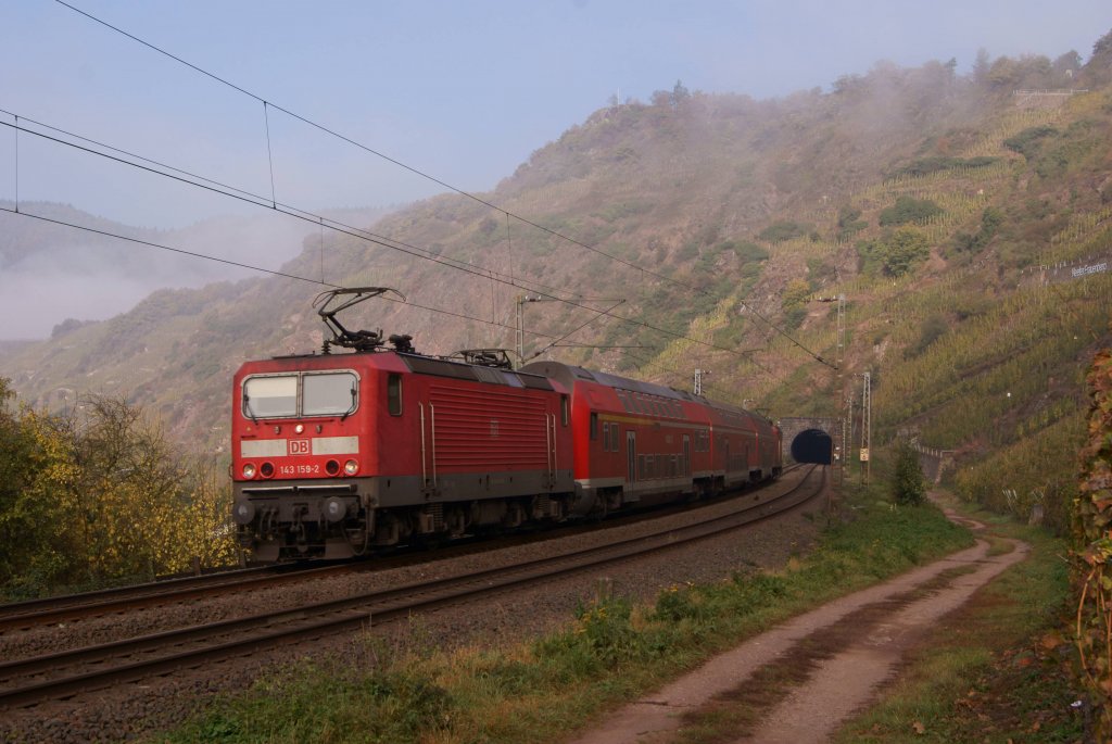 143 159-2 + 143 xxx-x mit einer Regionalbahn in Neef am 23.10.2011
