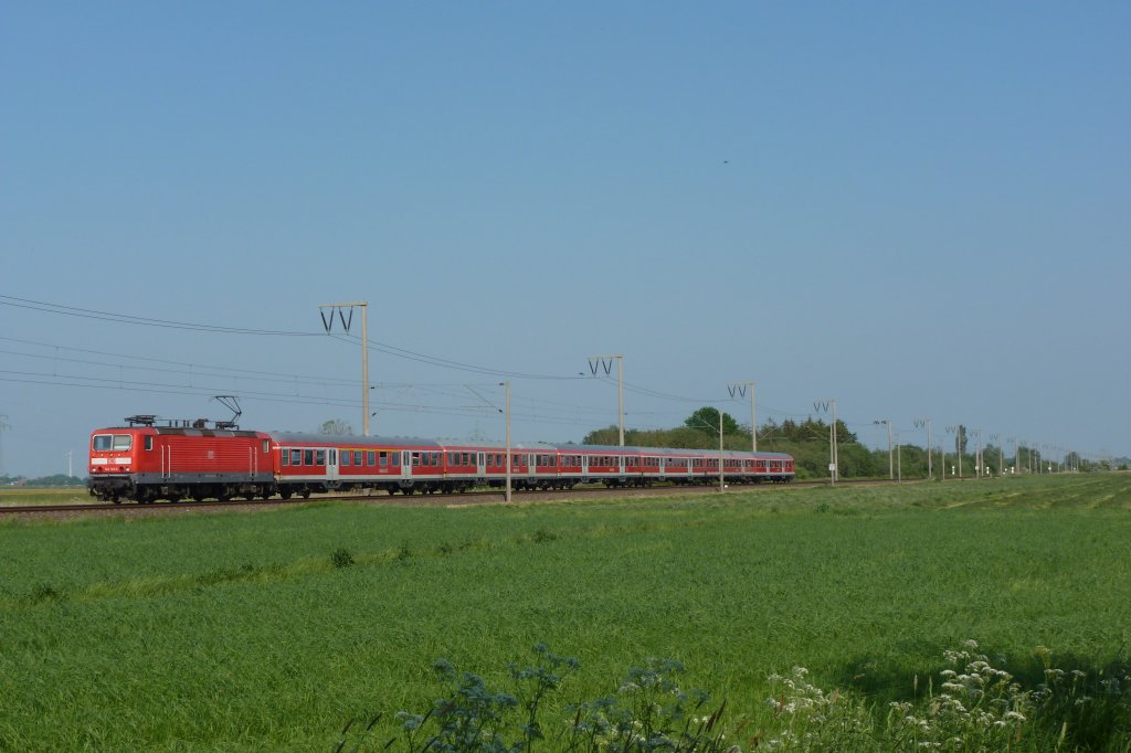 143 162 fuhr am 25.05.2012 mit einem unbekannten RE und N-Wagen nach Norddeich Mole, hier bei Petkum.