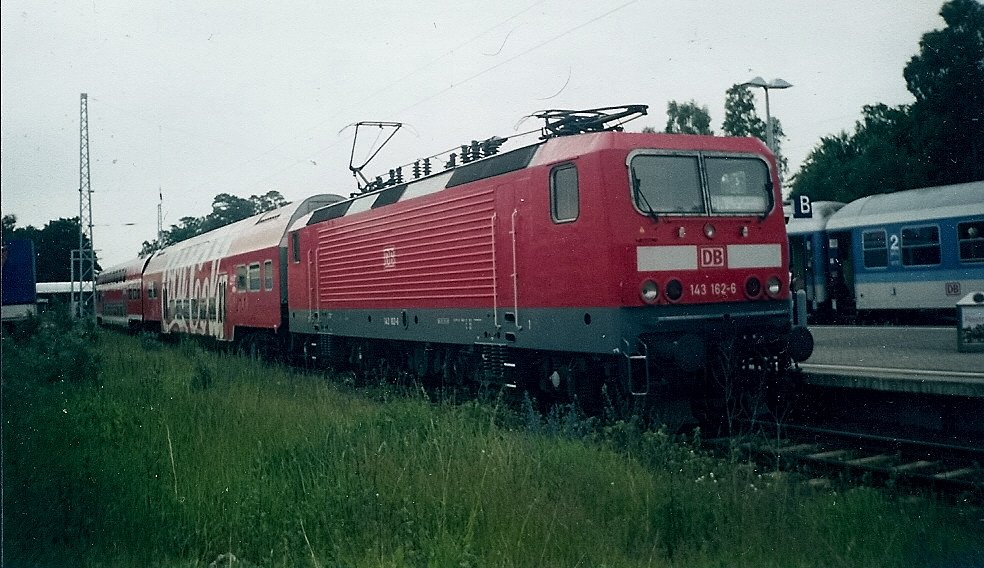 143 162 im  Juli 2001 mit einer Regionalbahn nach Bergen/Rgen in Binz. 