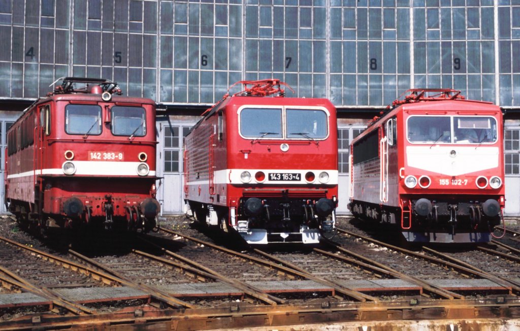 143 163-4 zwischen 142 und 155 im Bw Cottbus, April 1993