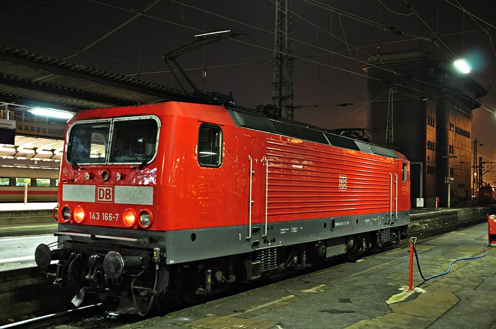 143 166 macht sich bereit fr eine Solofahrt aus dem Frankfurter (M.) Hbf am 11.03.2010