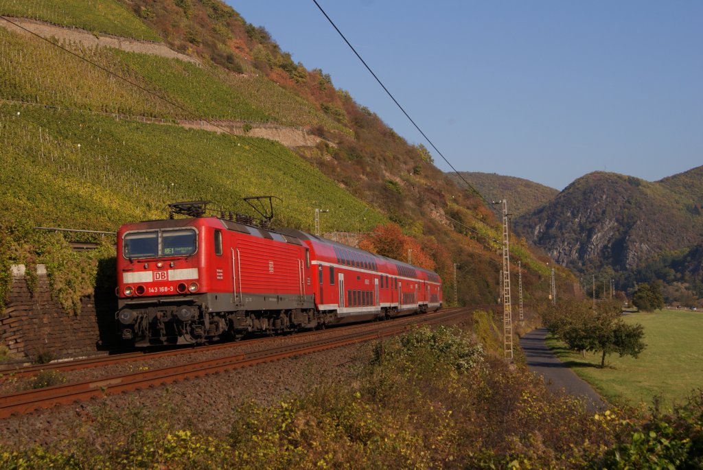 143 168-3 mit dem RE 1 nach Saarbrcken Hbf in Mden (Mosel) am 23.10.2011