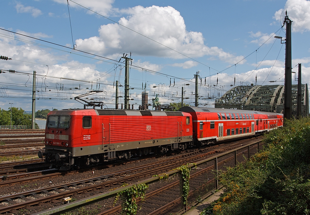 143 168-3 schiebt RB 27 (Rhein-Erft-Bahn), am 07.08.2011 in Kln auf die Hohenzollernbrcke in Richtung Koblenz Hbf.