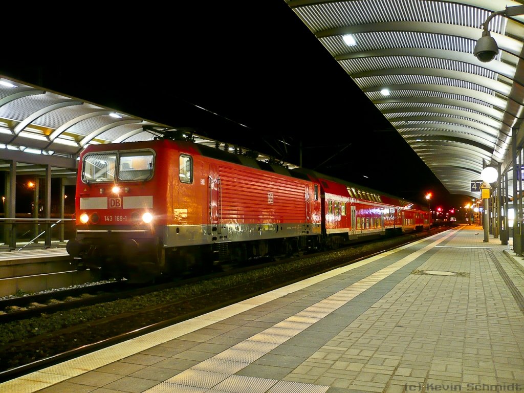 143 169-1 steht mit einer RB nach Großheringen auf Gleis 5 im Bahnhof Saalfeld (Saale). (15.11.2009)