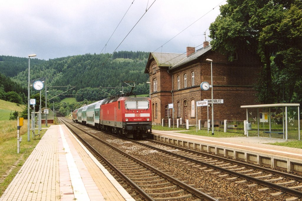 143 171-7 mit RB 30763 Saalfeld-Lichtenfels am 24.07.2002 in Marktglitz.
gescantes Foto
