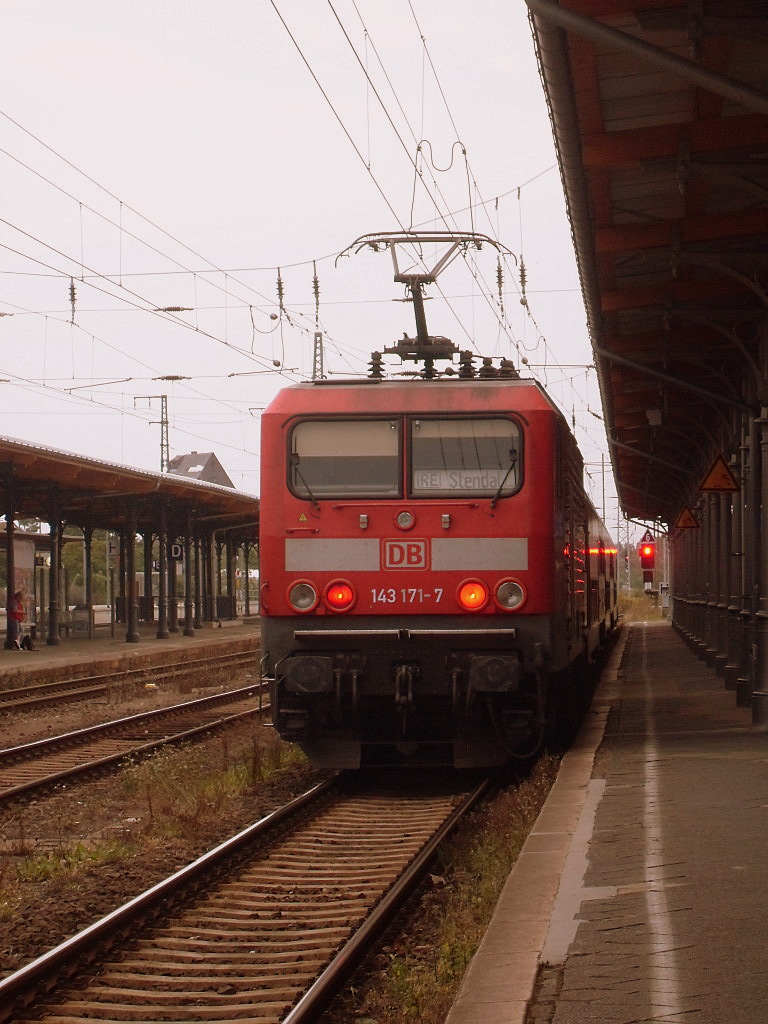 143 171 schob einen RE nach Halle (Saale)am 24.08.2011 in Stendal.