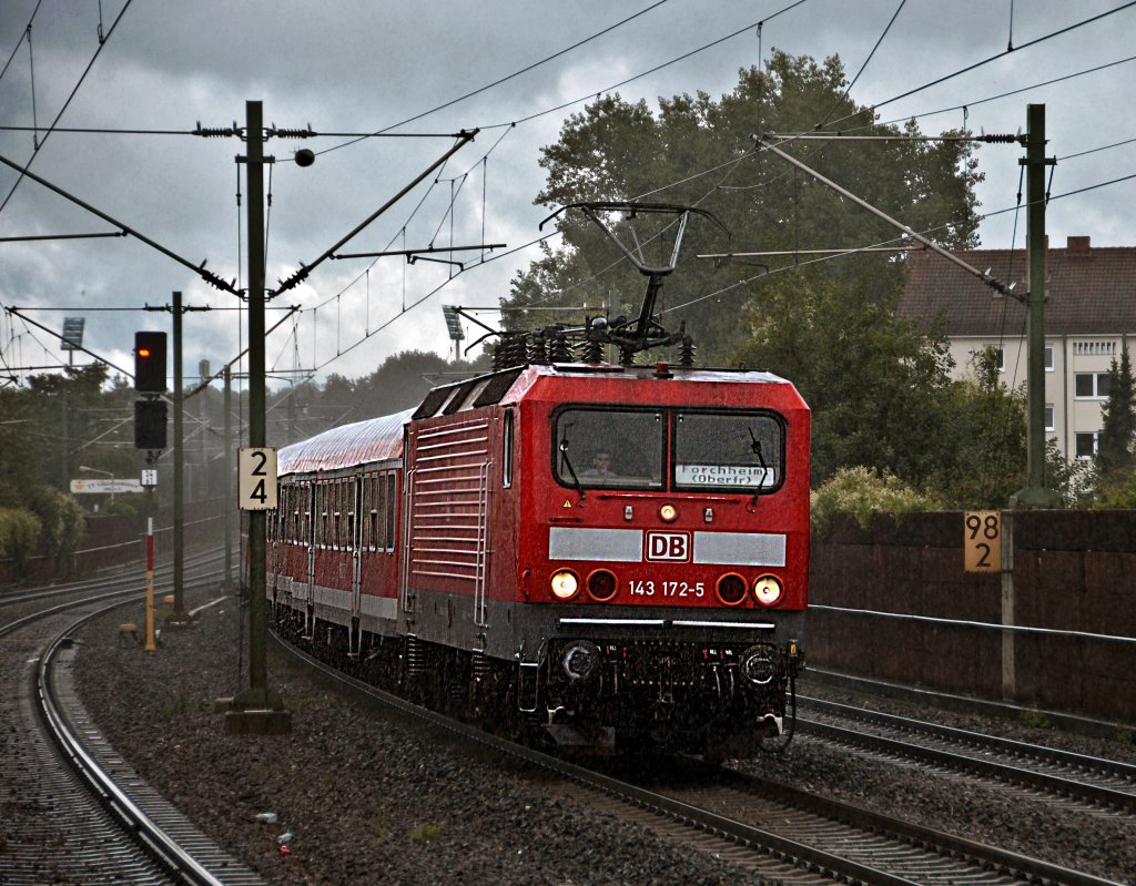 143 172 durchfhrt bei strmendem Regen am 30.08.2010 mit RB nach Forchheim die Station Nrnberg Gleihammer.