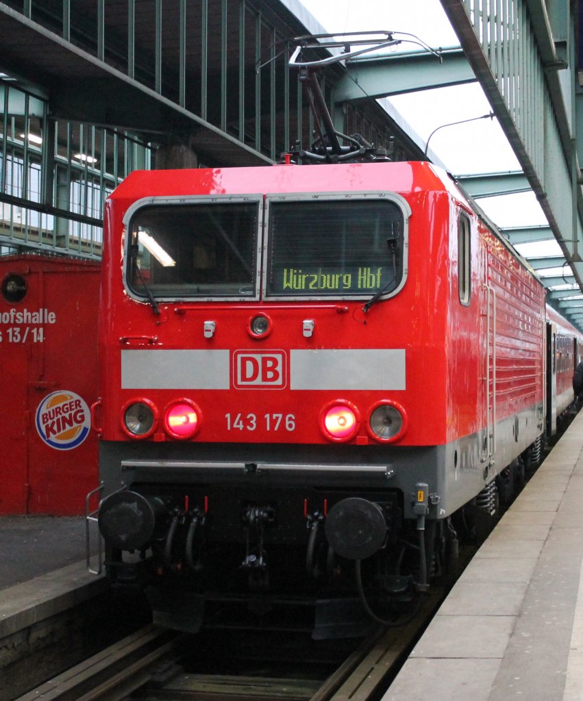 143 176 mit Ceramol Lackauffrischung und ohne Kontrollziffer und mit RE 4946 nach W�rzburg Hbf am 01.03.2013 in Stuttgart Hbf.