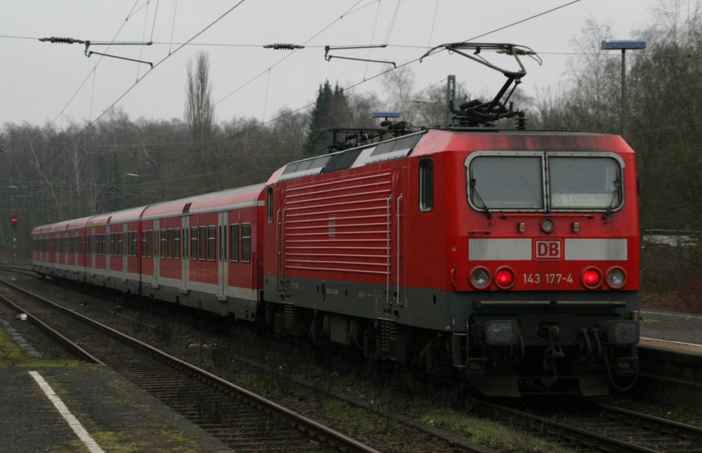 143 177 schiebt am 2.2.11 die S6 nach Essen Hbf.Hier in Essen-Kettwig