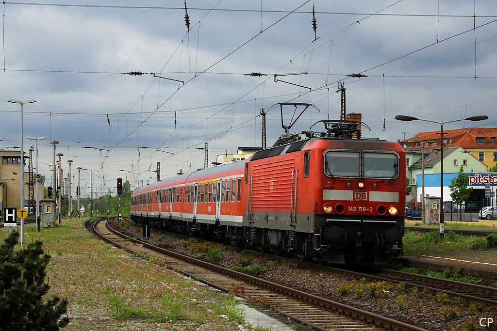 143 178-2 bringt am 7.5.2010 die RB 16324 in den Bahnhof Merseburg.